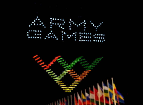 Hình ảnh logo Army Games 2020 cũng được tạo ra từ ánh sáng laser trên bầu trời Công viên Patriot.
